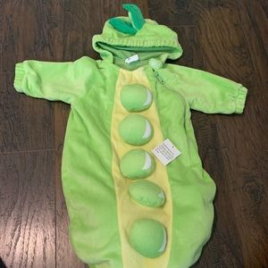 NWT Pea in pod baby costume